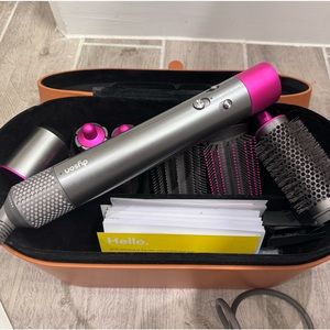 Dyson airwrap. Used but just couldn’t figure it out. Good condition.